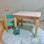 Mesa cubierta con 1 silla preescolar